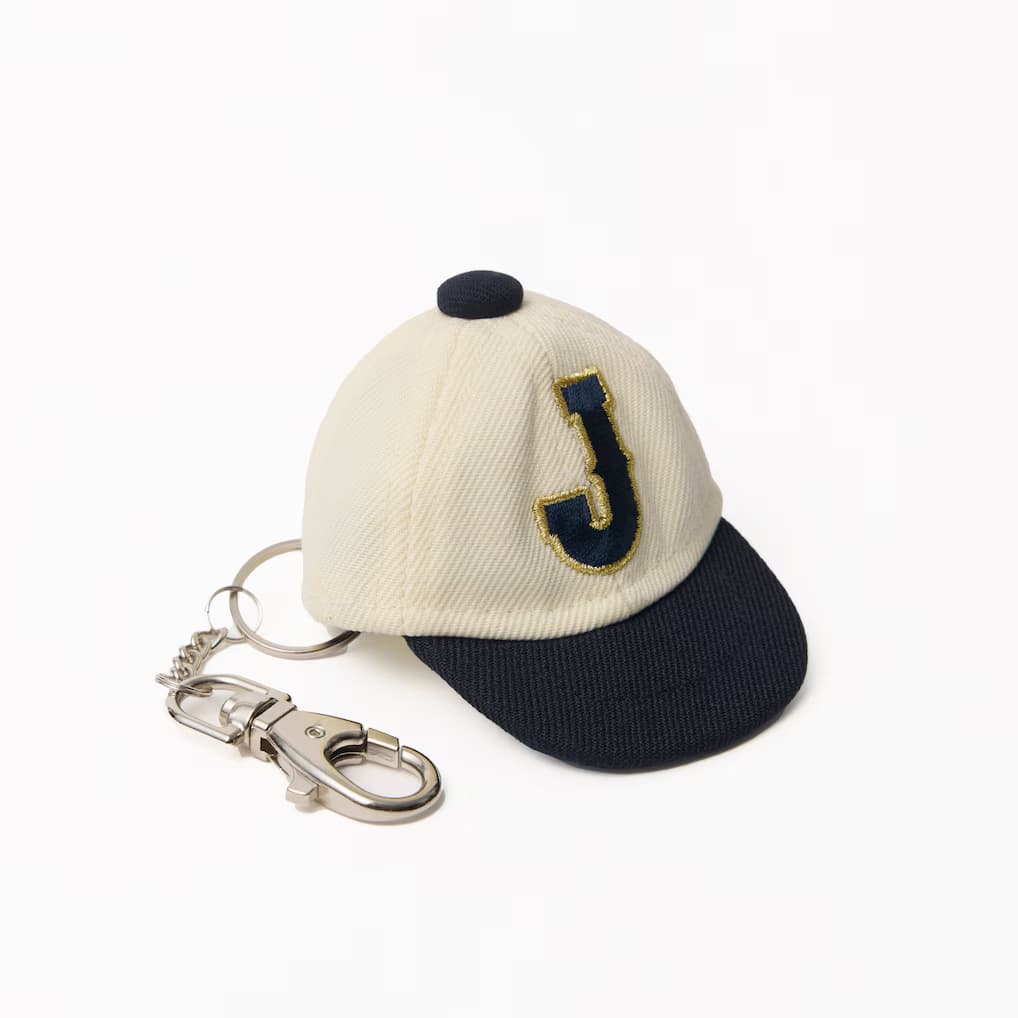 球帽造型鑰匙圈 J Logo 款（白色）