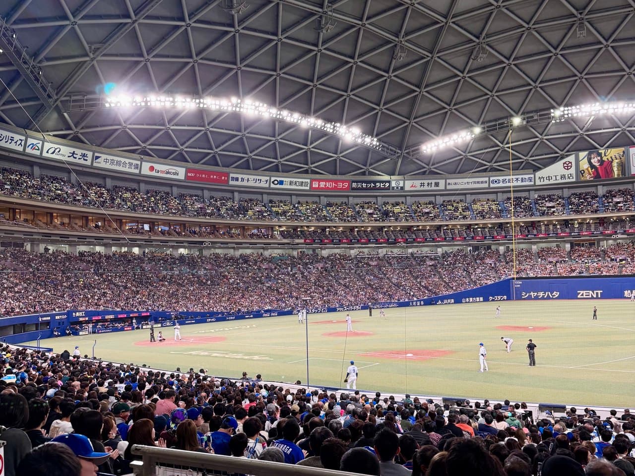 夜間照明下的日本職棒球場看台背景